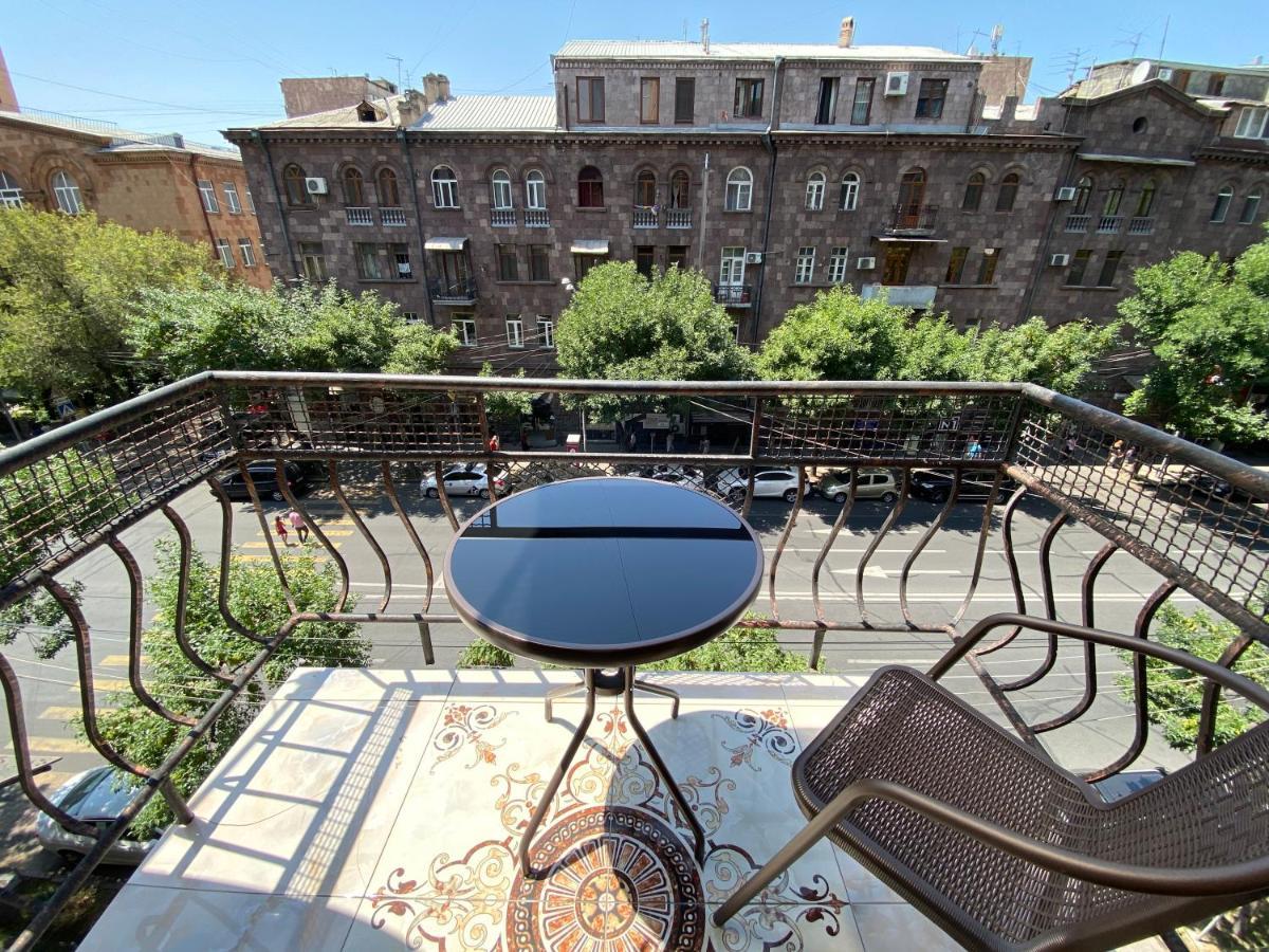 Amiryan Street 1 Bedroom Deluxe Apartment With Balcony Am104 Jereván Kültér fotó