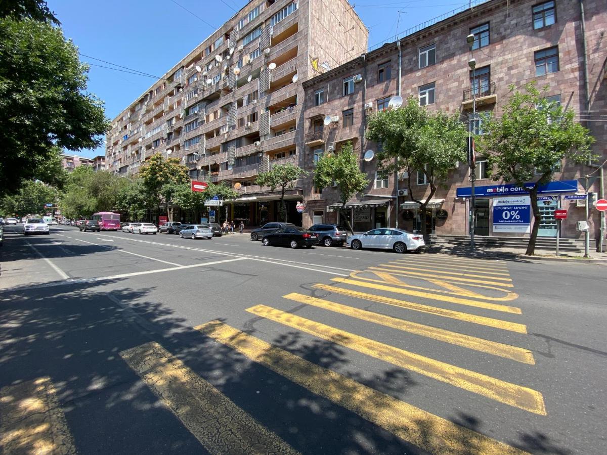 Amiryan Street 1 Bedroom Deluxe Apartment With Balcony Am104 Jereván Kültér fotó