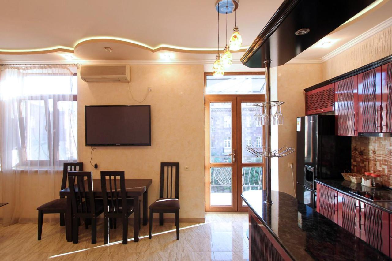 Amiryan Street 1 Bedroom Deluxe Apartment With Balcony Am104 Jereván Kültér fotó